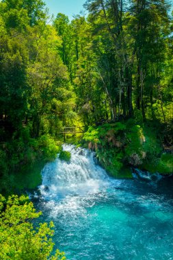 Ojos del Caburgua şelalesi birçok turistin Pucon bölgesine çekildiği güzel bir tefekkür yeridir..
