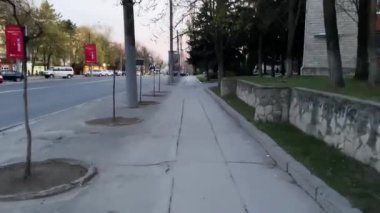 Chisinau, Moldova, 1 Nisan 2020: Coronavirus COVID 19 karantina, boş Chisinau Moldova şehri, Avrupa. Merkez İstasyondaki boş cadde