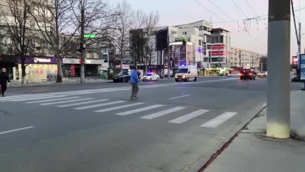 CHISINAU, MOLDOVA - 01. APRIL 2020: Rettungswagen fahren schnell über eine leere Stadtstraße, fegen vorbei und fahren davon. Lautes Hupen und blaues Blinklicht auf Einsatzfahrzeug
