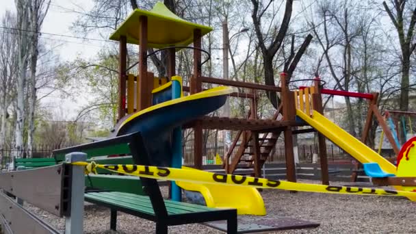 CHISINAU, MOLDOVA - April 01, 2020: playgrounds in Chisinau, closed during the virus outbreak — Stock Video