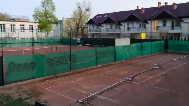 CHISINAU, MOLDOVA - 01 de abril de 2020: Canchas de tenis en Chisinau, cerradas durante el brote de virus — Vídeo de stock