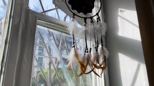 Uitzicht op een droomvanger hangend in een raam — Stockvideo