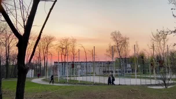 Atleta corriendo en el patio de recreo de la escuela por la noche — Vídeo de stock