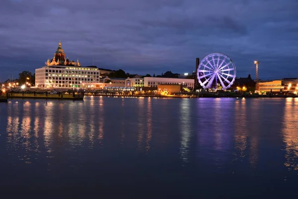 Gece şehrinin ışıkları. Helsinki 'nin körfezden görünüşü.