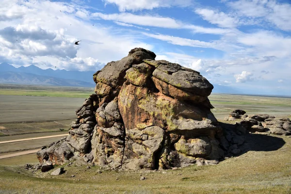Suvinsky Saxon Castle is the main natural attraction of the Barguzin valley of Transbaikalia. — Stock Image Suvinsky Saxon Castle Main Natural Attraction Barguzin Valley Transbaikalia Stock Image