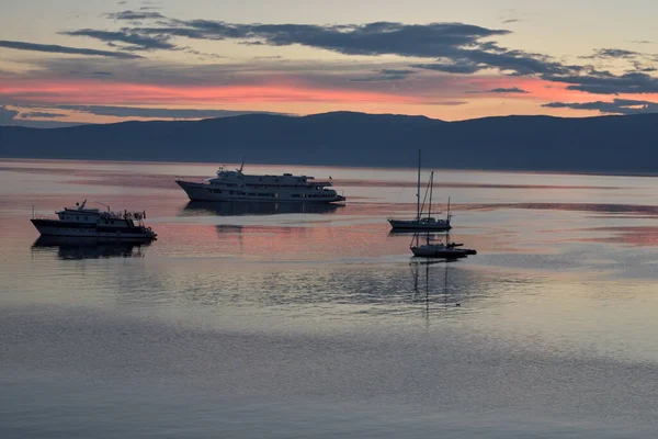 Olkhon adasından Baykal Gölü 'nün gece manzarası.