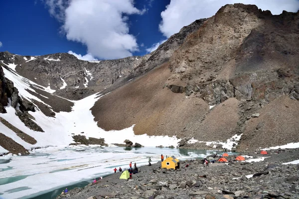 Tırmanışçılar Altai dağlarındaki Aktru buzulunda kamp kurdular..