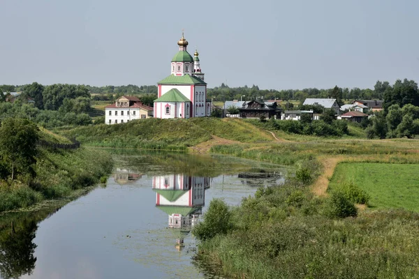 Suzdal şehrindeki Kamenka nehrindeki bir kilisenin yansıması..