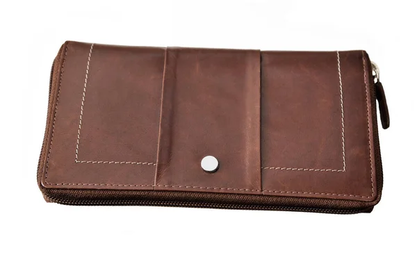 Beyaz arka planda kahverengi erkek cüzdanı..