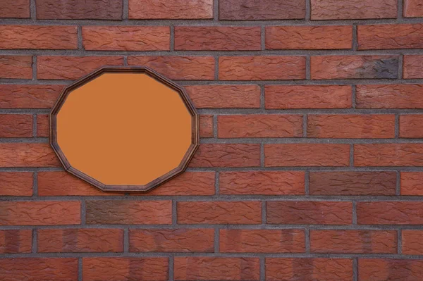 Duvarda asılı ahşap çerçeve.