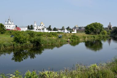 Suzdal şehrindeki canavarların arka planında Kamenka Nehri.