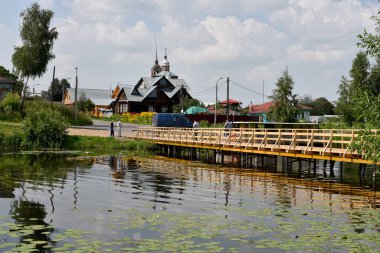 Suzdal şehrindeki Kamenka nehri üzerindeki tahta köprü..