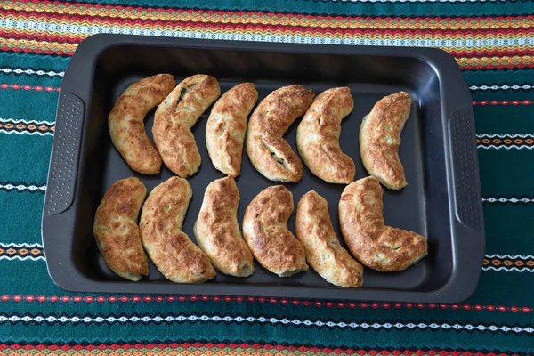 Siyah bir tepside sıcak etli turtalar..