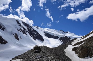 Altai dağlarındaki Aktru buzulunda güneşli bir gün..