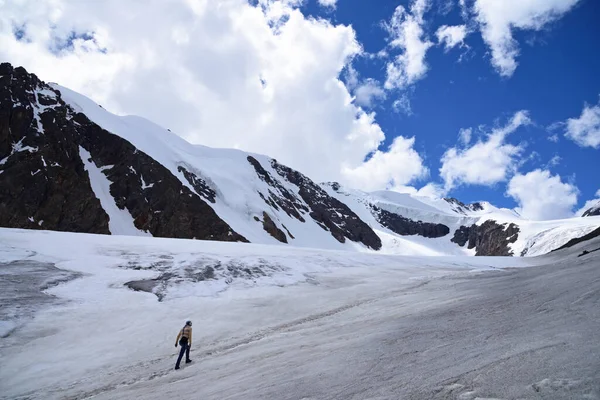 Altai dağlarındaki Aktru buzulunda güneşli bir gün..