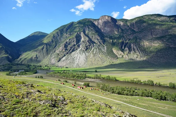 Altai Dağları 'ndaki Chulyshman Nehri Vadisi..