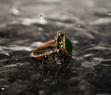 Yüzük masanın üstünde.