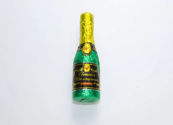 Permen manis untuk dekorasi dalam bentuk botol sampanye Soviet dengan latar belakang putih. terjemahan: champagne Soviet — Stok Foto