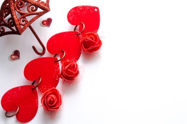 kırmızı şemsiye, kırmızı kalpler ve beyaz arka planda kırmızı güller