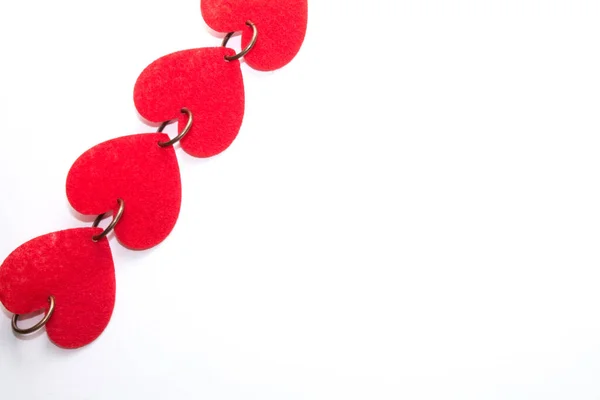 Cztery czerwone serca zgromadzone w łańcuchu lub girlandzie na białym tle — Zdjęcie stockowe