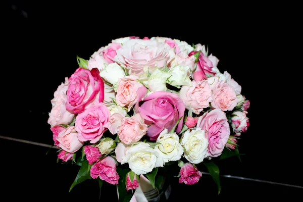 Bouquet de roses roses et blanches pour la mariée sur fond noir — Photo