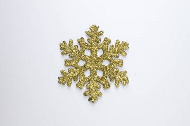 Beyaz arka planda altın gibi parlak kar taneleri, Noel ağacının süsü, Noel süsü