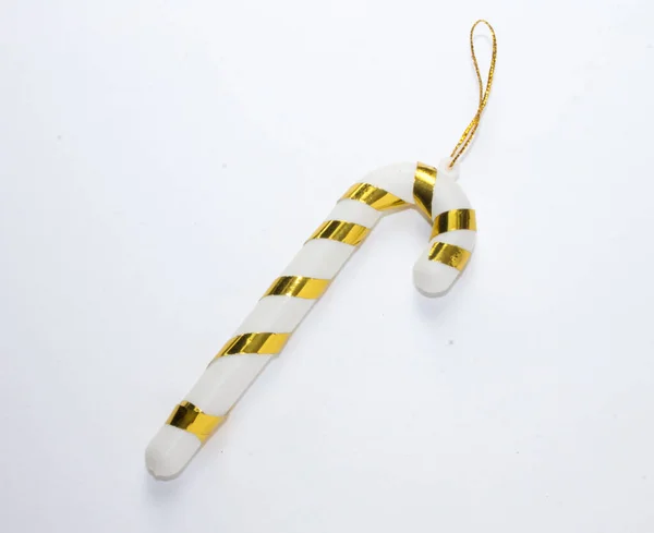 Caña de Navidad blanca con cinta de oro sobre un fondo blanco —  Fotos de Stock
