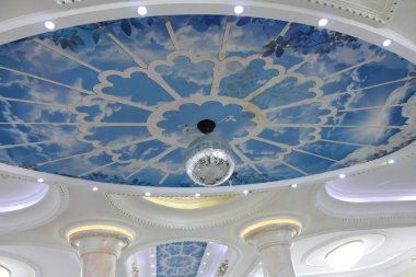Güzel tavan iç kısmı, sütunlar, bulutlar ve ortada bir kristal küre.