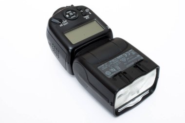 Beyaz arkaplanda siyah fotoğraf flaşı, kamera için aksesuar, beyaz arkaplanda fotoğrafçı aracı