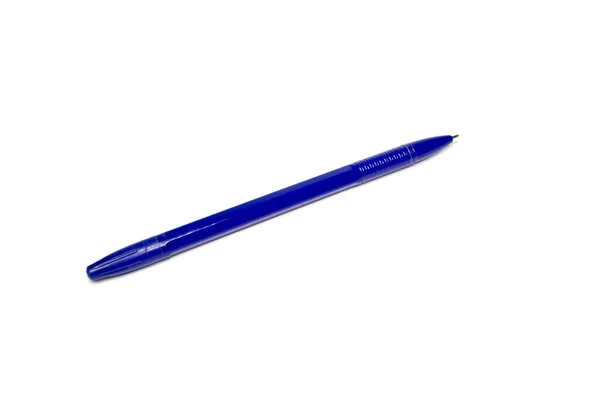 흰색 배경에 쓰기 위해 파란 종이볼 펜 — 스톡 사진
