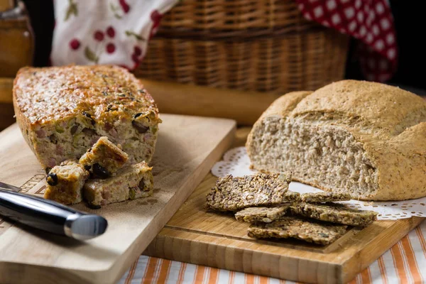 Kırsal bir arkaplanda farklı ekmekler