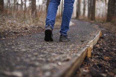 Ormanda yürü, bir adamın adımları, ileri doğru, mesaj için yer.