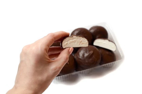Marshmallows Schokolade Süßigkeiten Auf Isoliertem Hintergrund Der Hand Und Ein — Stockfoto