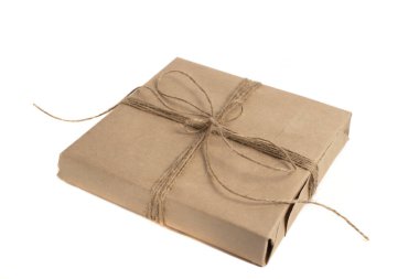 Kurdele bağlı hediye beyaz arka planda izole edilmiş yakın plan