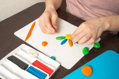 Çocukla oynamak, evde annemle plastikçilik yapmak, eller yakın çekim.