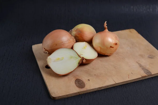 Onions Kitchen Board Close Black Background — Stock Photo, Image