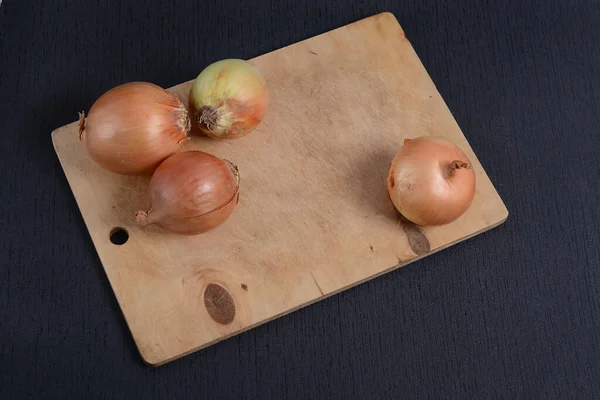 Mutfak Tahtasındaki Soğanlar Siyah Arka Planda — Stok fotoğraf