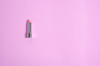 Pembe arka planda pembe bir ruj uzanıyor.