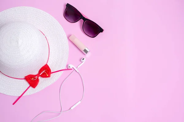 Auf Rosa Hintergrund Liegt Ein Weißer Frauenhut Daneben Sonnenbrille Und — Stockfoto