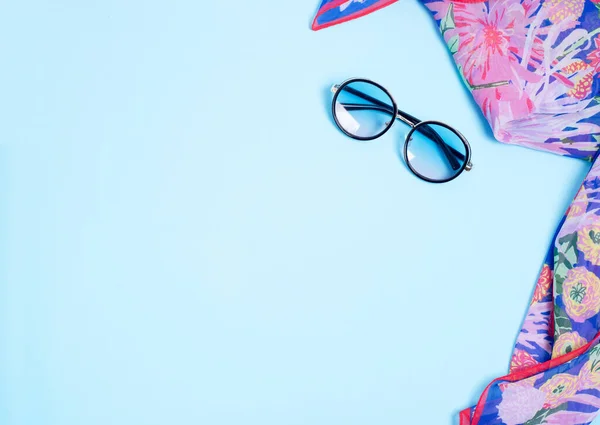 Mavi Arka Planda Yaz Aksesuarları Var Güneş Gözlüğü Başörtüsü — Stok fotoğraf