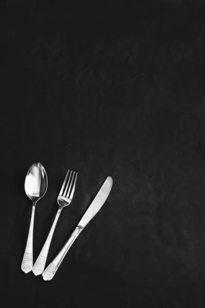 黑色背景上漂亮的银叉 勺子和刀 — 图库照片