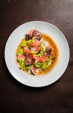 Salata ile inciri karıştır.