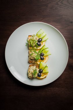 Balık, salatalık ve zeytinli sandviç.