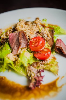 Dana eti ve kuskus ile sıcak salata.