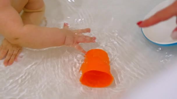 Baby Badewanne Badet Mit Spielzeug — Stockvideo