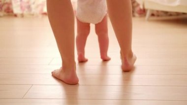 Bebeğim, önce annenle çocuk odasına git.