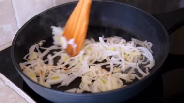 Tavada kızarmış soğan.