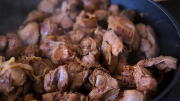 Chutná kuřecí játra s cibulí — Stock video