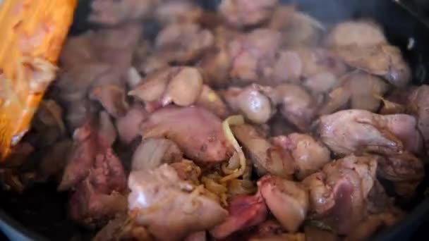 Tasty chicken liver with onion — Stock Video
