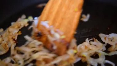 Tavada kızarmış soğan.